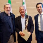 <strong>“Insieme è un’altra partita”, ai ct dell’Italvolley De Giorgi e Velasco e al presidente Fipav Manfredi il riconoscimento “Radice di Puglia”. Il presidente Emiliano premia al Politecnico gli atleti olimpici pugliesi.</strong> 